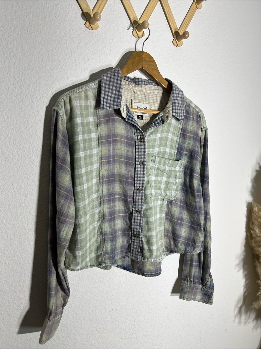 AMERICAN EAGLE • cropped flannel shirt in green and blue patchwork plaid - Picture 2 of 10